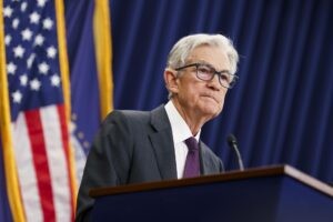 Powell dice que riesgos para la economía «están cambiando» y apunta a rebaja de tasas