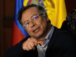 Presidente Gustavo Petro crítica proyecto que busca enseñar inglés como segunda lengua | Gobierno | Economía