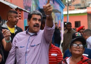 Presidente exige a líderes locales completar proyectos votados por la comunidad