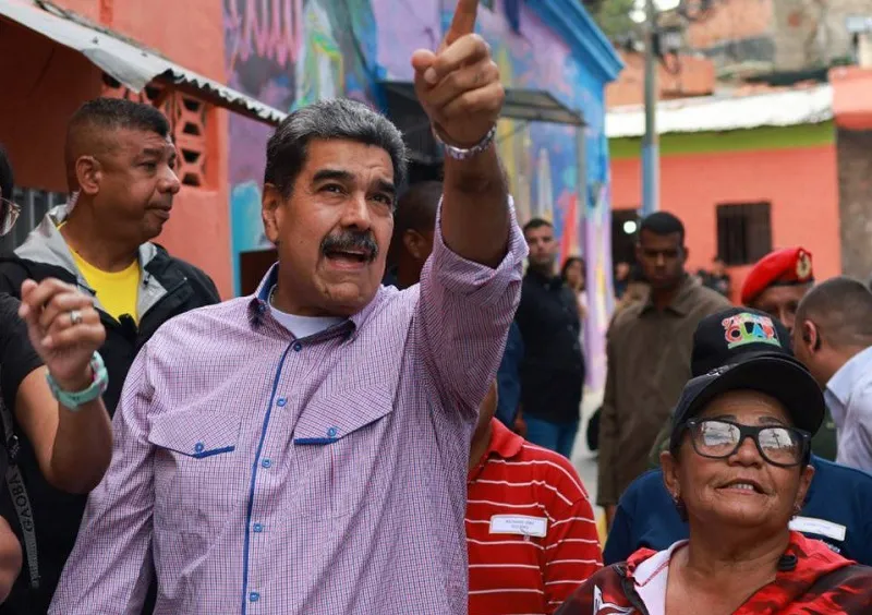 Presidente exige a líderes locales completar proyectos votados por la comunidad