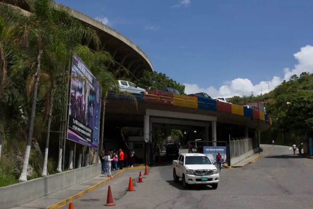 Familiares de presos políticos denuncian suspensión de visitas en El Helicoide