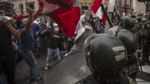 Protesta por encarcelamiento de expresidente Vizcarra llega a casa de presidenta de Perú – AlbertoNews