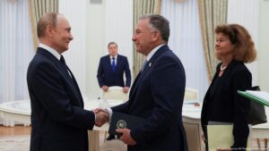 Putin recibe al emisario de Trump antes de vencer ultimátum – DW – 06/08/2025