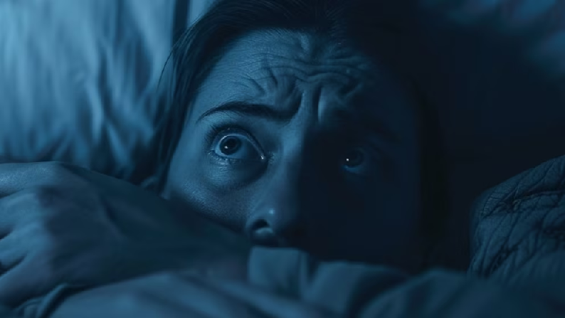 Qué significa despertarse con terror en medio de la noche, según la psicología