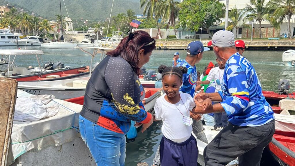 RIE enseña a niños de Maiquetía el arte de la pesca