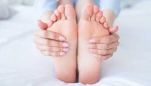 Recomendaciones claves para aliviar el dolor crónico en las piernas y pies