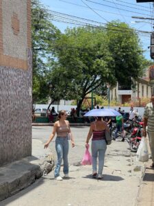 Recomiendan ropas claras e hidratación para evitar el golpe de calor