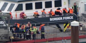 Reino Unido triplica las nacionalidades de los migrantes condenados que serán expulsados en el programa ‘Deportar ahora, apelar después’