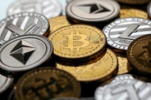 Remesas recibidas mediante billeteras de criptomonedas cayeron un 39% en El Salvador