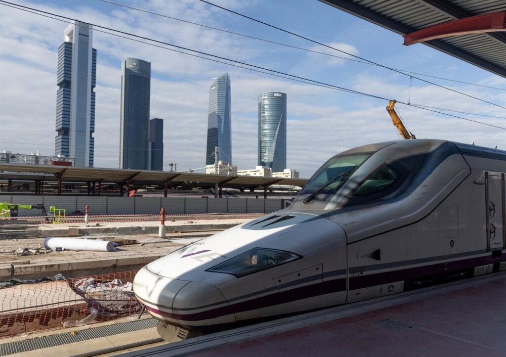 Renfe retomará mañana la circulación entre Madrid-Galicia si el incendio está controlado