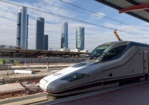 Renfe retomará mañana la circulación entre Madrid-Galicia si el incendio está controlado | europapress.es