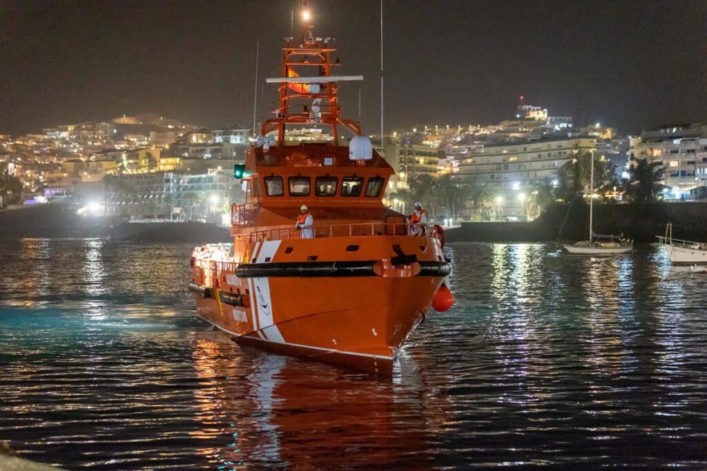 Rescatan a 236 migrantes de un cayuco que se encontraba a la deriva a 232 millas al sur de Gran Canaria