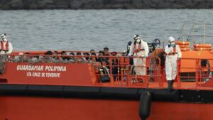 Rescatan a más de 100 inmigrantes, entre ellos un fallecido, a unos 476 km de Gran Canaria y evacua a un enfermo | europapress.es