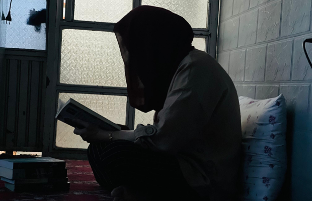Resistencia digital: Mujeres afganas se unen a clubes de lectura clandestinos
