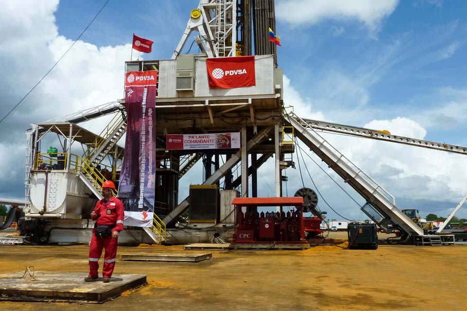 Reuters: exportaciones petroleras de Venezuela cayeron 10% en julio
