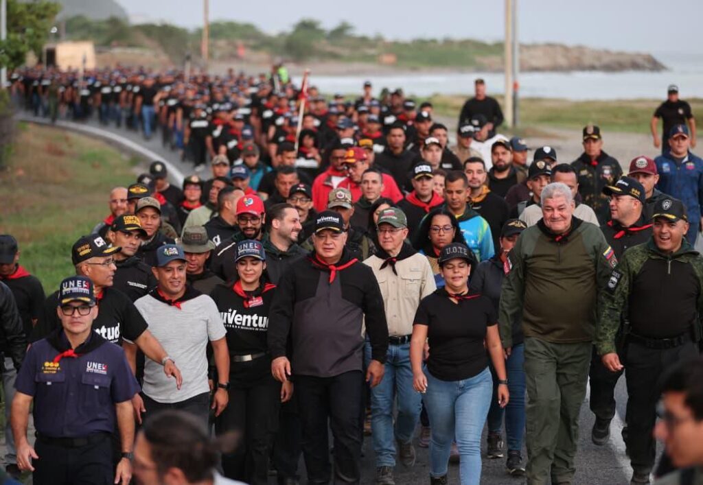 Revolucionarios entrenan en Carmen de Uria