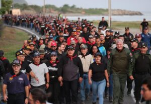 Revolucionarios entrenan en Carmen de Uria