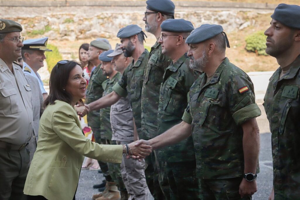 Robles afirma que UME y Ejército de Tierra seguirán desplegados en Galicia el tiempo que "sea necesario"