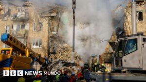 Rusia lanza ataques masivos con misiles y drones contra la capital de Ucrania que dejan al menos 19 muertos