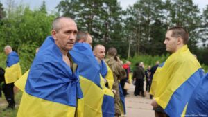 Rusia y Ucrania intercambian 146 prisioneros de guerra – DW – 24/08/2025