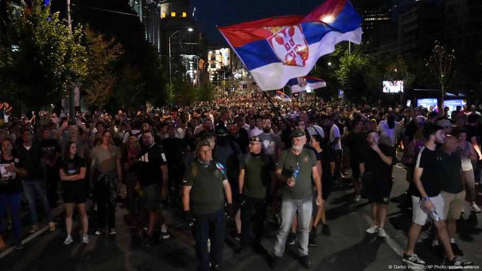 Serbia vive otra jornada de protestas masivas antigobierno – DW – 15/08/2025