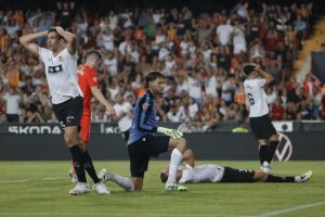 Take Kubo da el primer punto para la Real de Sergio Francisco en Mestalla | elmundo.es
