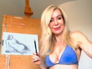 Tiene 67 años, es campeona fitness y pinta desnudos inspirados en la transformación de su cuerpo