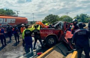 Trágico accidente en la vía Alterna de Barcelona entre una cisterna de gasoil y una pick up dejó un fallecido y cinco lesionados