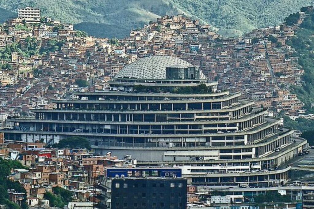 El Helicoide Edmundo Maduro colombianos