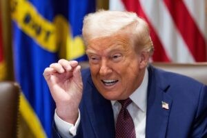 Trump amenaza a gobernador de Illinois con intervenir en Chicago por inseguridad