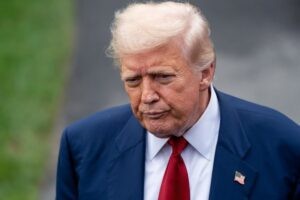 Trump anuncia aranceles del 100% a la importación de chips y semiconductores | europapress.es