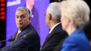 Trump llamó a Orbán para preguntarle por su veto a Ucrania en la UE, una adhesión que podría garantizar la seguridad del país eslavo | elperiodico.com