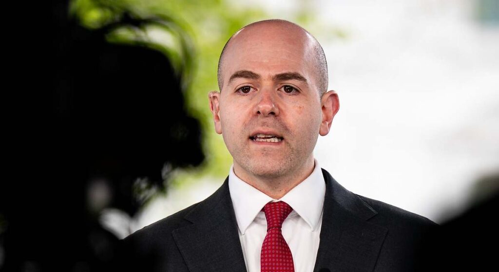 Trump nomina a Stephen Miran, aliado clave en su política arancelaria, para ser gobernador de la Fed hasta enero