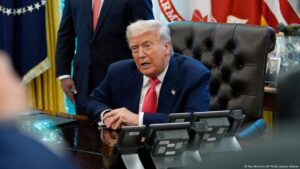 Trump pide a Congreso recortar USD 5.000 millones de ayuda – DW – 29/08/2025