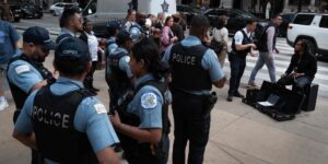 Trump prepara redadas masivas inminentes contra inmigrantes en Chicago, como ocurrió en Los Ángeles