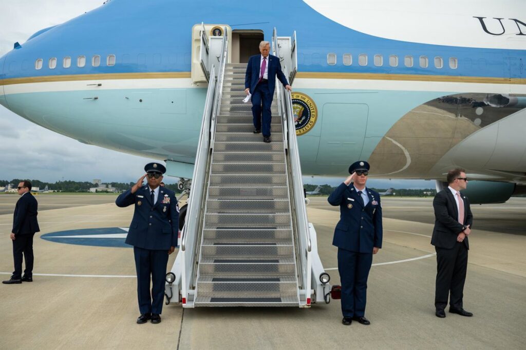 Trump recibe a Putin con un enérgico apretón de manos a su llegada a Alaska