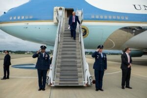 Trump recibe a Putin con un enérgico apretón de manos a su llegada a Alaska | europapress.es