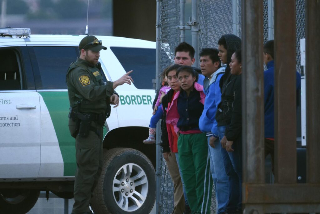 Trump reconoce que los trabajadores migrantes que deporta son difíciles de reemplazar