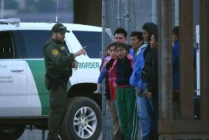 Trump reconoce que los trabajadores migrantes que deporta son difíciles de reemplazar