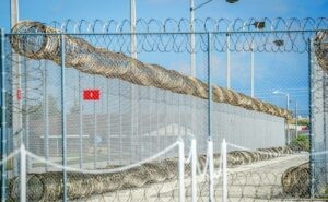 Trump recurre a cárceles locales para albergar migrantes ante alza en detenciones