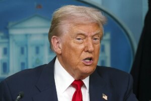 Trump se pone la chapa de alguacil | elmundo.es