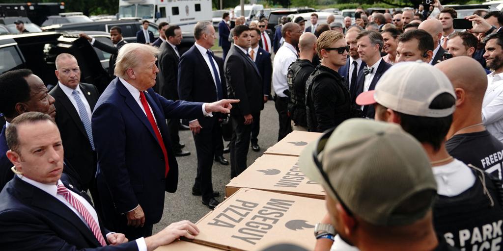 Trump visita a las patrullas en Washington y reparte hamburguesas y pizzas a los agentes