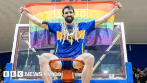 «Tuve miedo hasta último momento»: el basquetbolista gay que celebró el título de campeón de Argentina con la bandera arcoíris