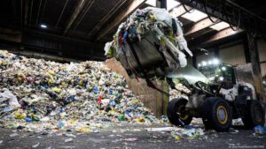 UE insta a seguir negociando tratado contra el plástico – DW – 15/08/2025