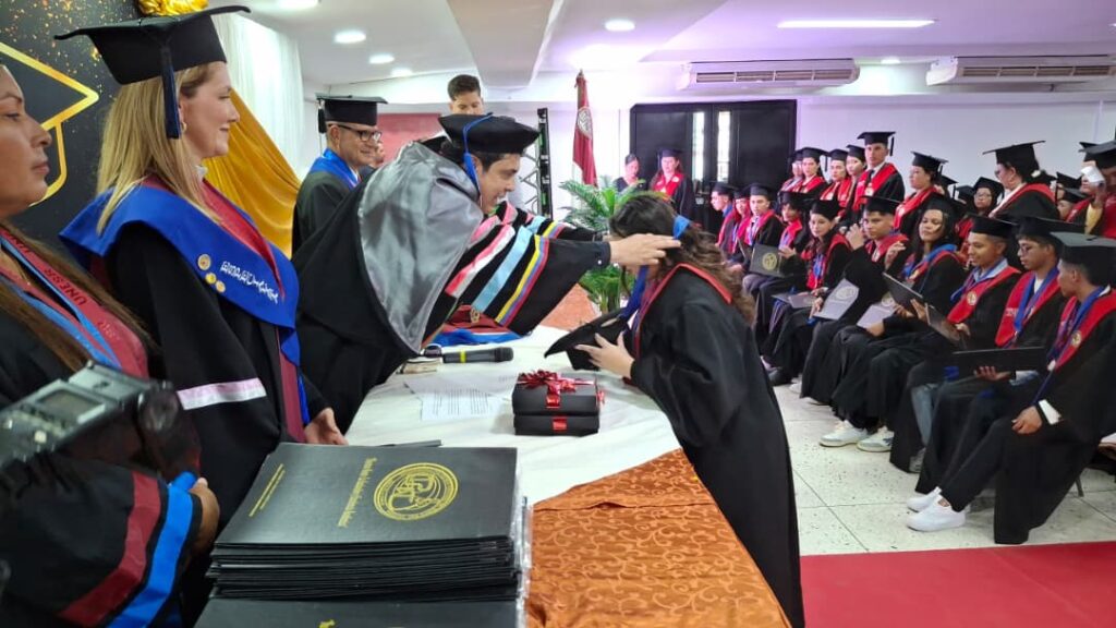 UPT Manuela Sáenz egresa nuevos profesionales – Diario La Nación
