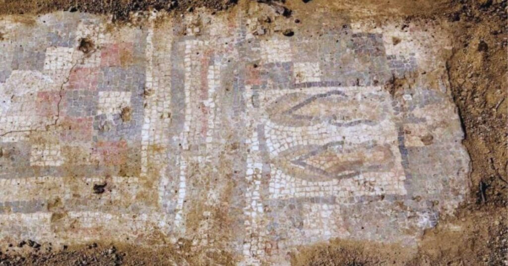 Un antiguo mosaico romano intriga a los arqueólogos al mostrar unas chanclas sorprendentemente similares a las actuales
