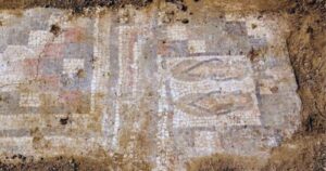 Un antiguo mosaico romano intriga a los arqueólogos al mostrar unas chanclas sorprendentemente similares a las actuales