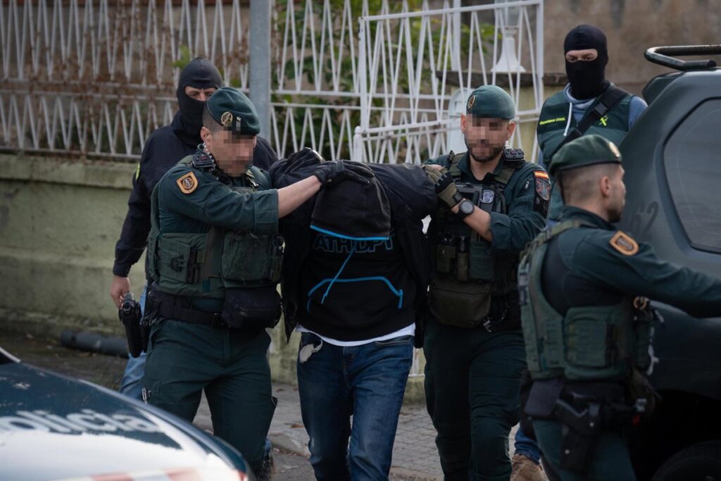 Un argelino confidente de la Ertzaintza y un condenado por el 17-A, entre los expulsados de España por yihadismo en 2024