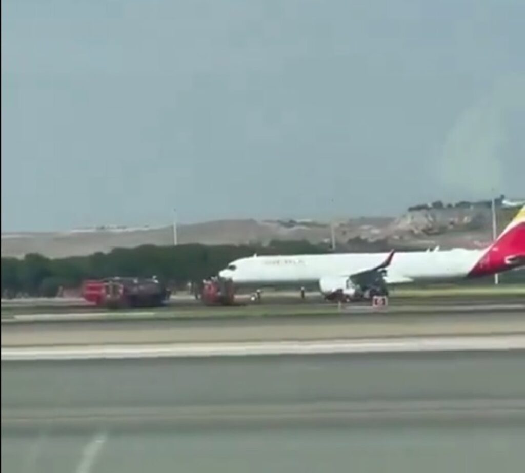 Un avión de Iberia aterriza de emergencia en Barajas tras los daños causados por el impacto de un pájaro