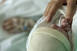 Un hospital italiano, condenado a indemnizar a una familia con  1,5 millones por no haber supervisado a una madre que se quedó dormida mientras amamantaba y aplastó al recién nacido | elmundo.es